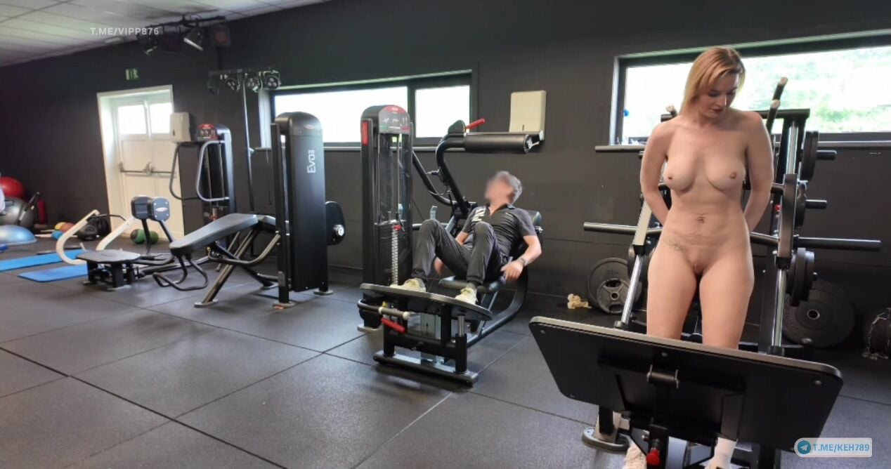 Gái Tây dâm khỏa thân không mặc đồ lót vào phòng gym nam vừa tập vừa khoe hàng p4